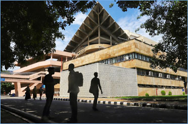 Placement Season 2023-24: IIT Delhi Students Receive Around 1050 Job Offers in Phase 1